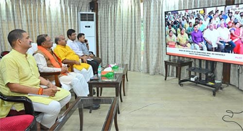 मुख्यमंत्री विष्णु देव साय ने जनप्रतिनिधियों और अधिकारियों के साथ सुनी ‘मन की बात’ की 121वीं कड़ी