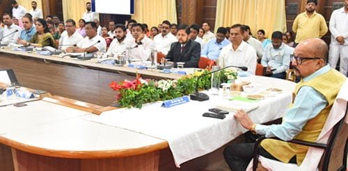 राज्यपाल रमेन डेका ने जिले के प्रशासनिक अधिकारियों की ली बैठक