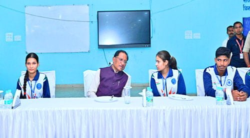मुख्यमंत्री ने आकांक्षा विद्यालय में नीट जेईई कोचिंग के विद्यार्थियों से किया संवाद