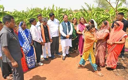 मुख्यमंत्री पहुंचे उत्कृष्ट किसान रोहित साहू के केला और पपीता के हरियाले खेत