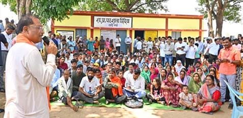 सुशासन त्यौहार-2025: मुख्यमंत्री विष्णुदेव साय का छिंदिया गांव में आकस्मिक दौरा, सुशासन तिहार के तहत चौपाल लगाकर ग्रामीणों से किया सीधा संवाद