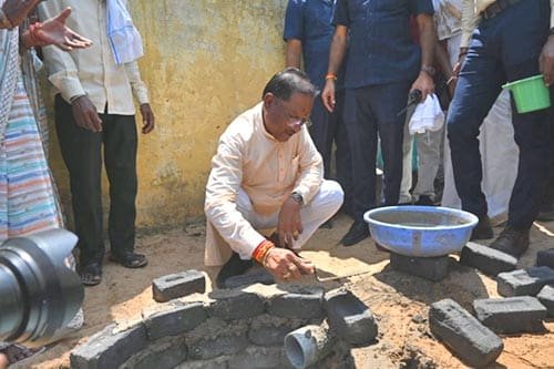 मुख्यमंत्री ने राज मिस्त्री बन सोखता गड्ढा के लिए की ईट जोड़ाई
