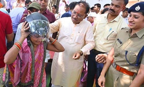 मुख्यमंत्री विष्णु देव साय ने चौपाल में अपने हाथों से दो युवाओं को पहनाया हेलमेट