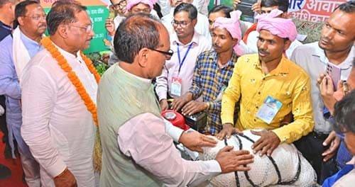 केंद्रीय मंत्री शिवराज सिंह चौहान ने हितग्राहियों से की सीधी बातचीत केंद्रीय मंत्री शिवराज सिंह चौहान ने हितग्राहियों से की सीधी बातचीत