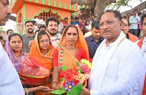 झुरानदी गांव में बरगद पेड़ की छांव में लगी मुख्यमंत्री की चौपाल