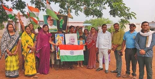 गिरहोला में निकाली गई तिरंगा यात्रा, “भारत माता की जय” के नारों से गूंजा गांव