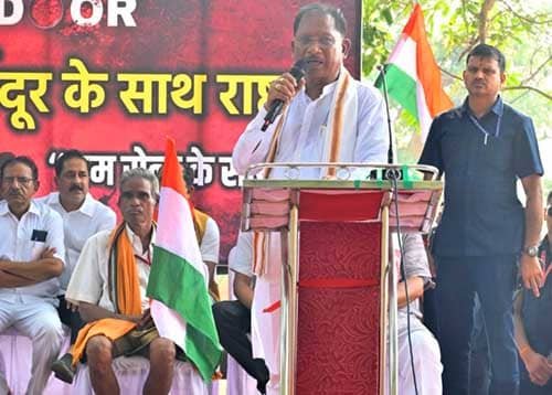 देशभक्तिपूर्ण गीतों के साथ जशपुर के चराईडांड में निकाली गई तिरंगा यात्रा देशभक्तिपूर्ण गीतों के साथ जशपुर के चराईडांड में निकाली गई तिरंगा यात्रा