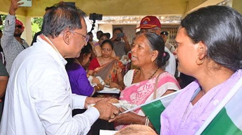 मुख्यमंत्री ने तिरंगा यात्रा के अवसर पर शहीदों के परिजनों को शाल और श्रीफल भेंटकर सम्मानित किया मुख्यमंत्री ने तिरंगा यात्रा के अवसर पर शहीदों के परिजनों को शाल और श्रीफल भेंटकर सम्मानित किया