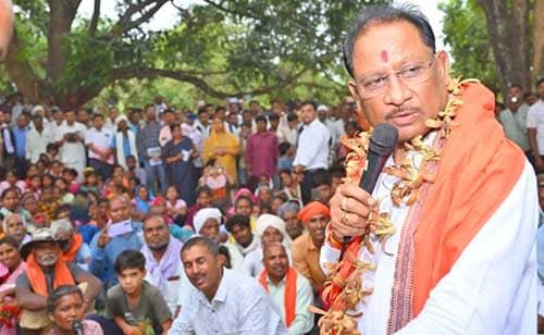तेज हवाओं के बीच ढोढरीकला में अचानक उतरा मुख्यमंत्री का हेलिकॉप्टर तेज हवाओं के बीच ढोढरीकला में अचानक उतरा मुख्यमंत्री का हेलिकॉप्टर