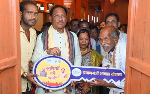 मुख्यमंत्री ने दोकड़ा में पीएम आवास योजना के हितग्राही संतु चक्रेस को चाबी देकर गृह प्रवेश कराया