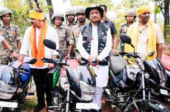 बासिंग  सुरक्षा कैंप में आयोजित कार्यक्रम में मुख्यमंत्री विष्णु देव साय ने सुरक्षा बलों को गस्त करने के लिए 50 बाइक को जवानों के साथ हरी झंडी दिखाकर रवाना किया
