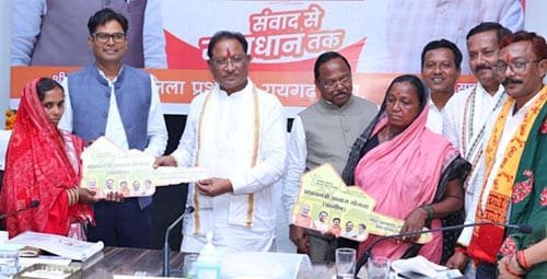 मुख्यमंत्री ने बिरहोर महिलाओं को सौंपी पक्के आवास की चाबी