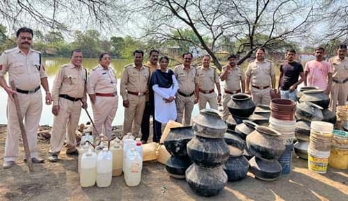 दुर्ग में आबकारी विभाग की बड़ी कार्रवाई, भारी मात्रा में महुआ शराब और लाहन जप्त