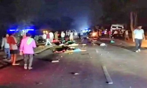 रायपुर में भीषण सड़क हादसा: 13 लोगों की दर्दनाक मौत, 12 घायल रायपुर में भीषण सड़क हादसा: 13 लोगों की दर्दनाक मौत, 12 घायल