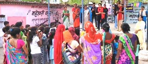 स्लम क्षेत्र में नुक्कड़ नाटक के माध्यम से बाल सुरक्षा, बाल विवाह और नशामुक्ति पर जागरूकता