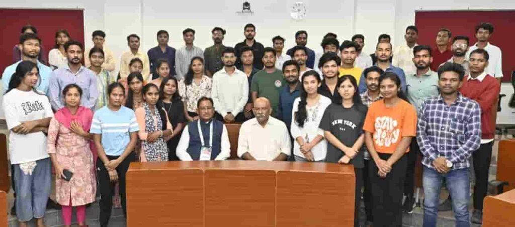 दंतेवाड़ा के युवाओं की आत्मनिर्भरता की ओर प्रेरणादायक यात्रा दंतेवाड़ा के युवाओं की आत्मनिर्भरता की ओर प्रेरणादायक यात्रा