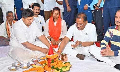 मुख्यमंत्री विष्णु देव ने हजारों लोगों के साथ जिला मुख्यालय जशपुर में किया योगाभ्यास