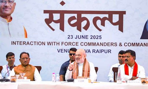 केंद्रीय गृह एवं सहकारिता मंत्री अमित शाह ने आज छत्तीसगढ़ के नवा रायपुर में सुरक्षा बलों के जवानों के साथ संवाद किया