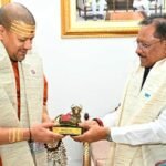 मुख्यमंत्री विष्णु देव साय से निरंजन पीठाधीश्वर महामंडलेश्वर डॉ. स्वामी कैलाशनंद गिरी जी महाराज ने की सौजन्य भेंट