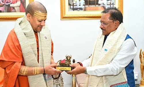 मुख्यमंत्री विष्णु देव साय से निरंजन पीठाधीश्वर महामंडलेश्वर डॉ. स्वामी कैलाशनंद गिरी जी महाराज ने की सौजन्य भेंट