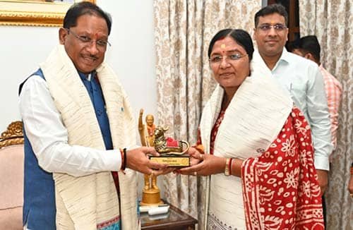 मुख्यमंत्री साय से केंद्रीय महिला एवं बाल विकास राज्य मंत्री श्रीमती सावित्री ठाकुर ने की सौजन्य मुलाकात