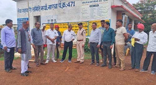 खाद-बीज की कमी को लेकर कांग्रेस ने तहसीलदार को सौंपा ज्ञापन