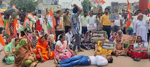 ईडी की कार्रवाई के खिलाफ कांग्रेस का चक्का जाम, अदानी को जल-जंगल-जमीन सौंपने का भी विरोध