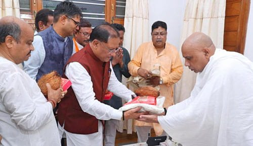 मुख्यमंत्री विष्णु देव साय गुरु पूर्णिमा के अवसर पर रायगढ़ जिले के ग्राम बनोरा स्थित अघोर गुरुपीठ में गुरु दर्शन के लिए पहुंचे