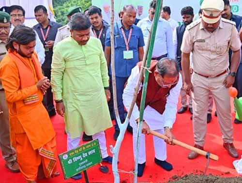 मुख्यमंत्री विष्णु देव साय ने नवीन विधानसभा परिसर में किया पौधरोपण