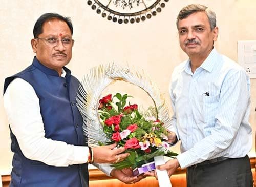 मुख्यमंत्री साय से भारत सरकार में भूमि संसाधन सचिव ने की सौजन्य भेंट