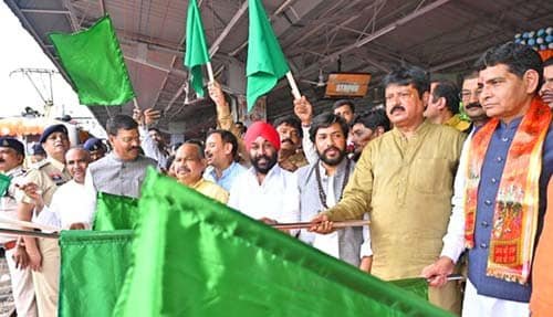 रजत जयंती वर्ष में सांस्कृतिक चेतना को नई उड़ान: ‘श्री रामलला दर्शन योजना’ अंतर्गत रायपुर से विशेष ट्रेन हुई रवाना