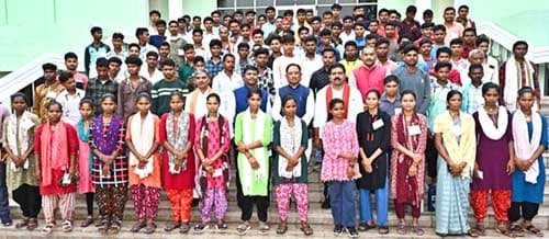 बस्तर के बच्चों का स्वर्णिम भविष्य सुनिश्चित करने के लिए सरकार प्रतिबद्ध – मुख्यमंत्री विष्णुदेव साय