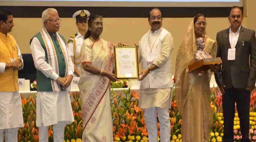 छत्तीसगढ़ ने राष्ट्रीय मंच पर बिखेरी स्वच्छता की चमक, 20 हजार से कम आबादी वाले शहरों में बिल्हा देश का सबसे स्वच्छ शहर