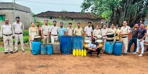 तड़के सुबह आबकारी विभाग की दबिश: घटियाखुर्द में 75 लीटर कच्ची शराब जब्त, एक आरोपी गिरफ्तार