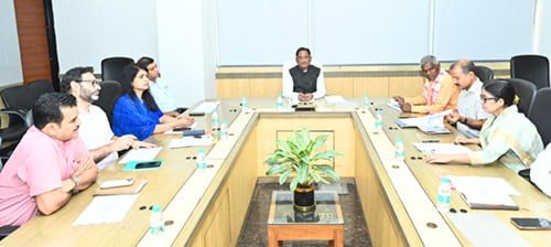 मुख्यमंत्री विष्णु देव साय ने कहा—सड़कों पर विचरण करने वाले निराश्रित पशुओं की प्रभावी रोकथाम सुनिश्चित करें