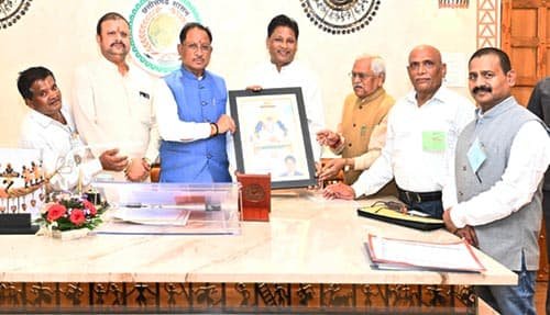 विधायक डोमन लाल कोर्सेवाडा के नेतृत्व में मुख्यमंत्री से प्रतिनिधिमंडल ने की सौजन्य भेंट