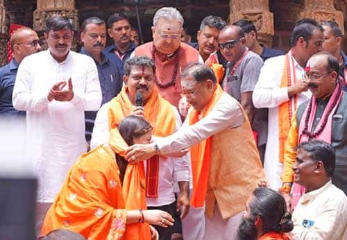 हर-हर महादेव से गूंज उठा भोरमदेव: मुख्यमंत्री विष्णुदेव साय ने हेलीकॉप्टर से पुष्पवर्षा कर हजारों कांवड़ियों का किया भव्य स्वागत