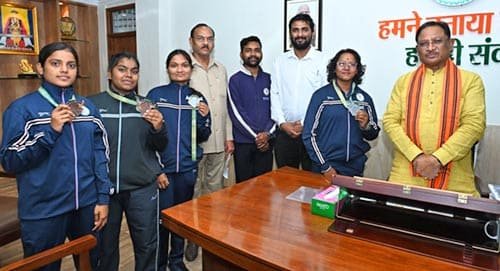 मुख्यमंत्री साय से किक बॉक्सिंग पदक विजेता खिलाड़ियों ने की सौजन्य मुलाकात