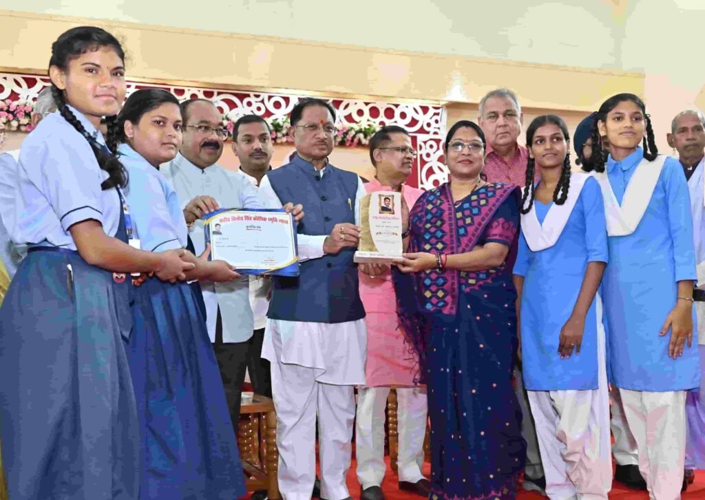 शहीद विनोद सिंह कौशिक समारोह में मुख्यमंत्री साय, मेधावी छात्रों का बढ़ाया हौसला
