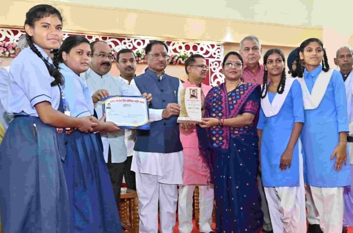 शहीद विनोद सिंह कौशिक समारोह में मुख्यमंत्री साय, मेधावी छात्रों का बढ़ाया हौसला