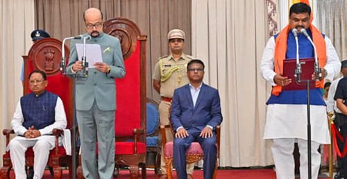 राज्यपाल डेका ने दिलाई मंत्रियों को शपथ
