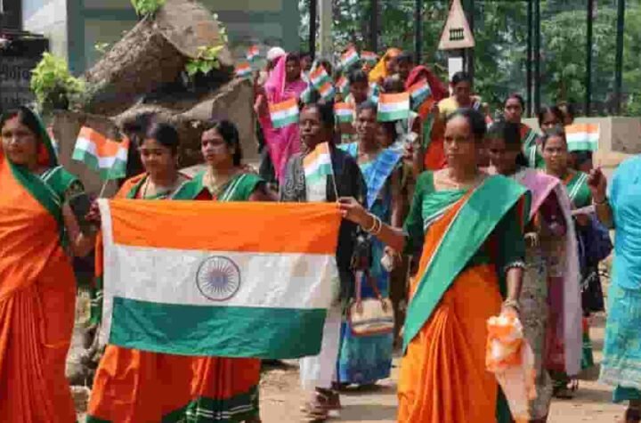 हर घर तिरंगा अभियान में गूंजा देशभक्ति का संदेश – बिहान दीदियों ने निकाली तिरंगा रैली