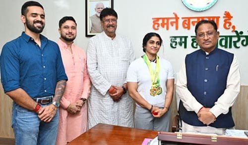 मुख्यमंत्री से एशियन अफ्रीकन पैसिफिक पावरलिफ्टिंग चैंपियनशिप की स्वर्ण पदक विजेता सुश्री नमी राय पारेख ने की मुलाकात