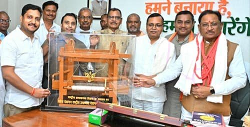 मुख्यमंत्री विष्णु देव साय से बुनकर समाज के प्रतिनिधिमंडल ने की सौजन्य भेंट