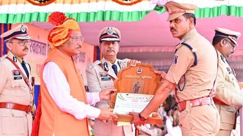 स्वतंत्रता दिवस समारोह: मुख्यमंत्री ने 35 पुलिस अधिकारियों एवं जवानों को पुलिस पदकों से किया सम्मानित