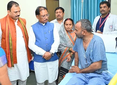 मुख्यमंत्री साय ने एम्स रायपुर में भर्ती विशंभर यादव का जाना कुशलक्षेम : इलाज के लिए 5-5 लाख की आर्थिक सहायता