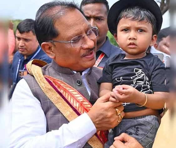 सरल और सहज मुख्यमंत्री विष्णु देव साय का दिखा अपनत्व, नन्हे इवान को गोद में लेकर किया दुलार