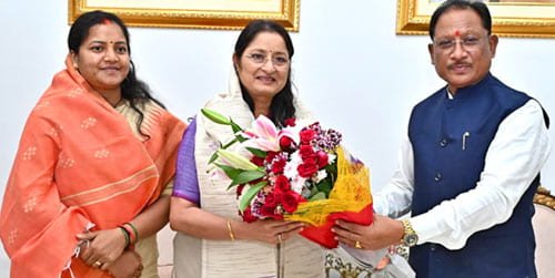 मुख्यमंत्री विष्णु देव साय से केंद्रीय महिला एवं बाल विकास मंत्री श्रीमती अन्नपूर्णा देवी ने की सौजन्य भेंट