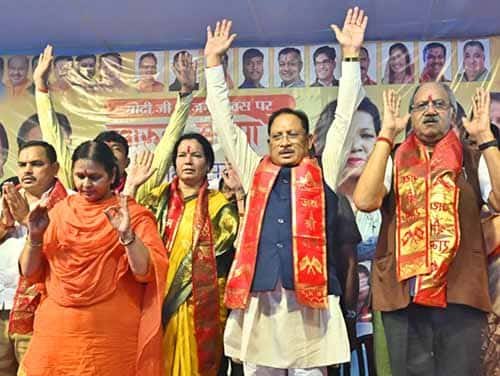 मुख्यमंत्री साय खारुन मईया समरसता भव्य महाआरती में हुए शामिल : महाआरती में मंत्रोच्चार से गूंजा खारुन नदी का महादेव घाट