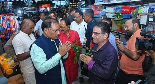 जीएसटी बचत उत्सव का जायजा लेने बाजार पहुंचे मुख्यमंत्री साय
